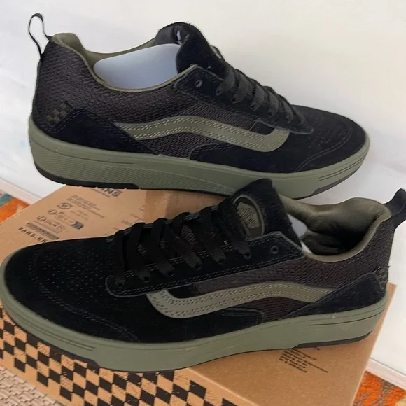 Vans WMNS Zahba
Fatigue/Black
VN0007QQFTB
SNEAKERS - Picture 11 of 16